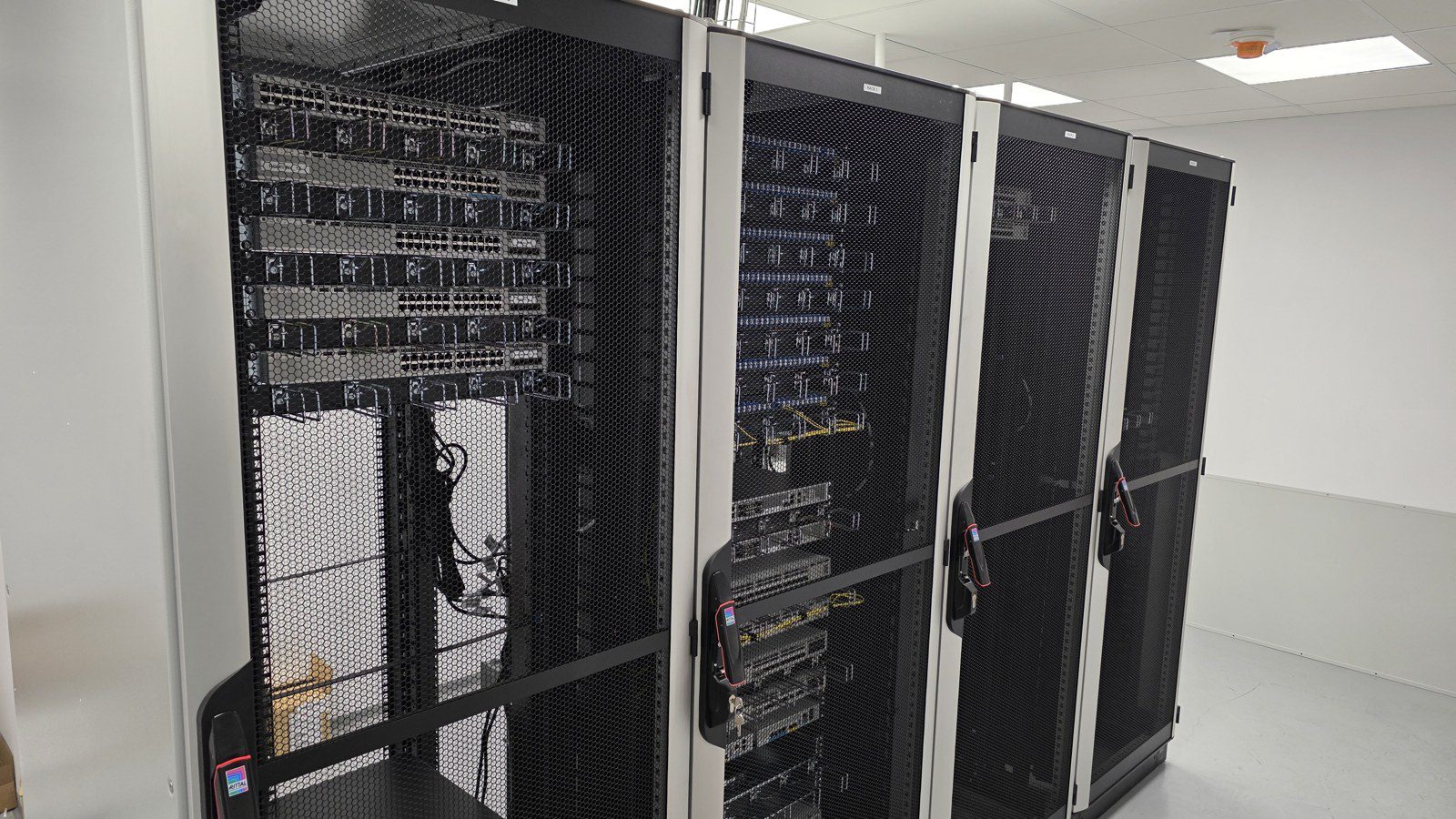 Camera server - patru rack-uri de 42U instalate de Claritech