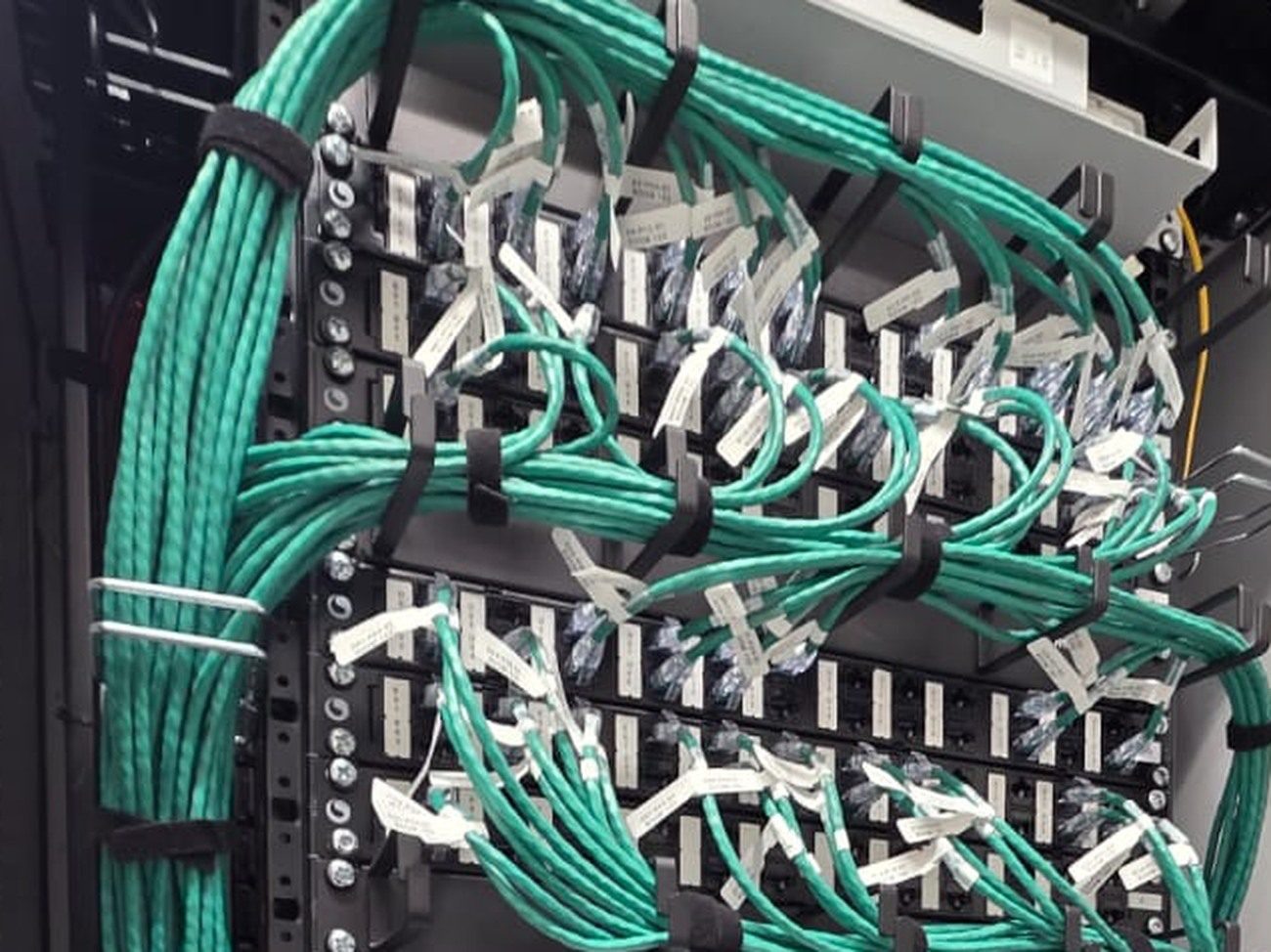 Câmp de patch etichetat la nivel de port, cu patchcord-uri Cat 6A verzi