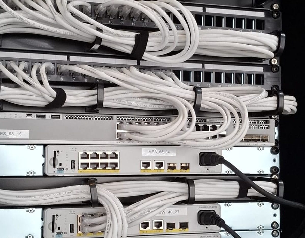 Rack echipat în teren, cu panouri și patchcord-uri CommScope Cat 7 și switch-uri PoE Cisco