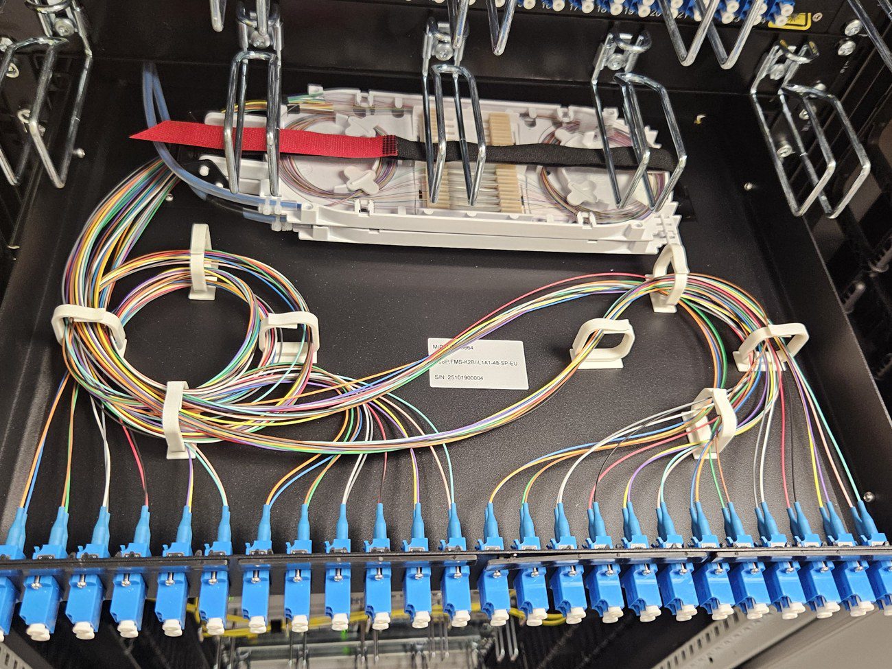 Terminații de fibră optică OS2 - panou LIU cu adaptoare LC/UPC și tavă de splice