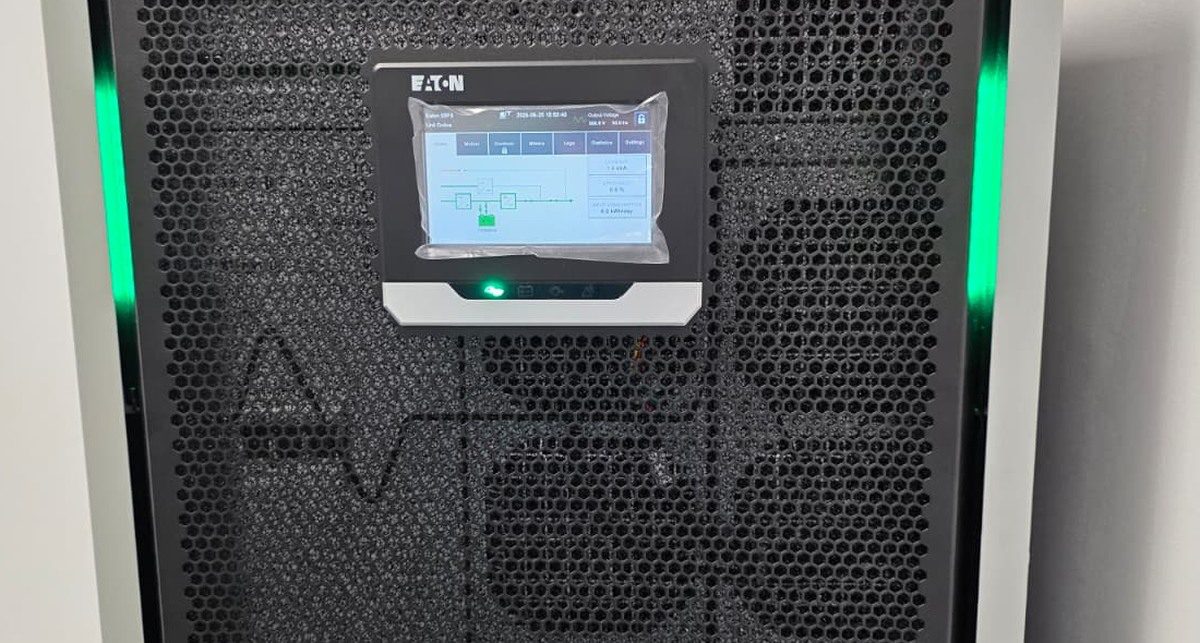 UPS Eaton 93PS de 40 kW cu display de monitorizare