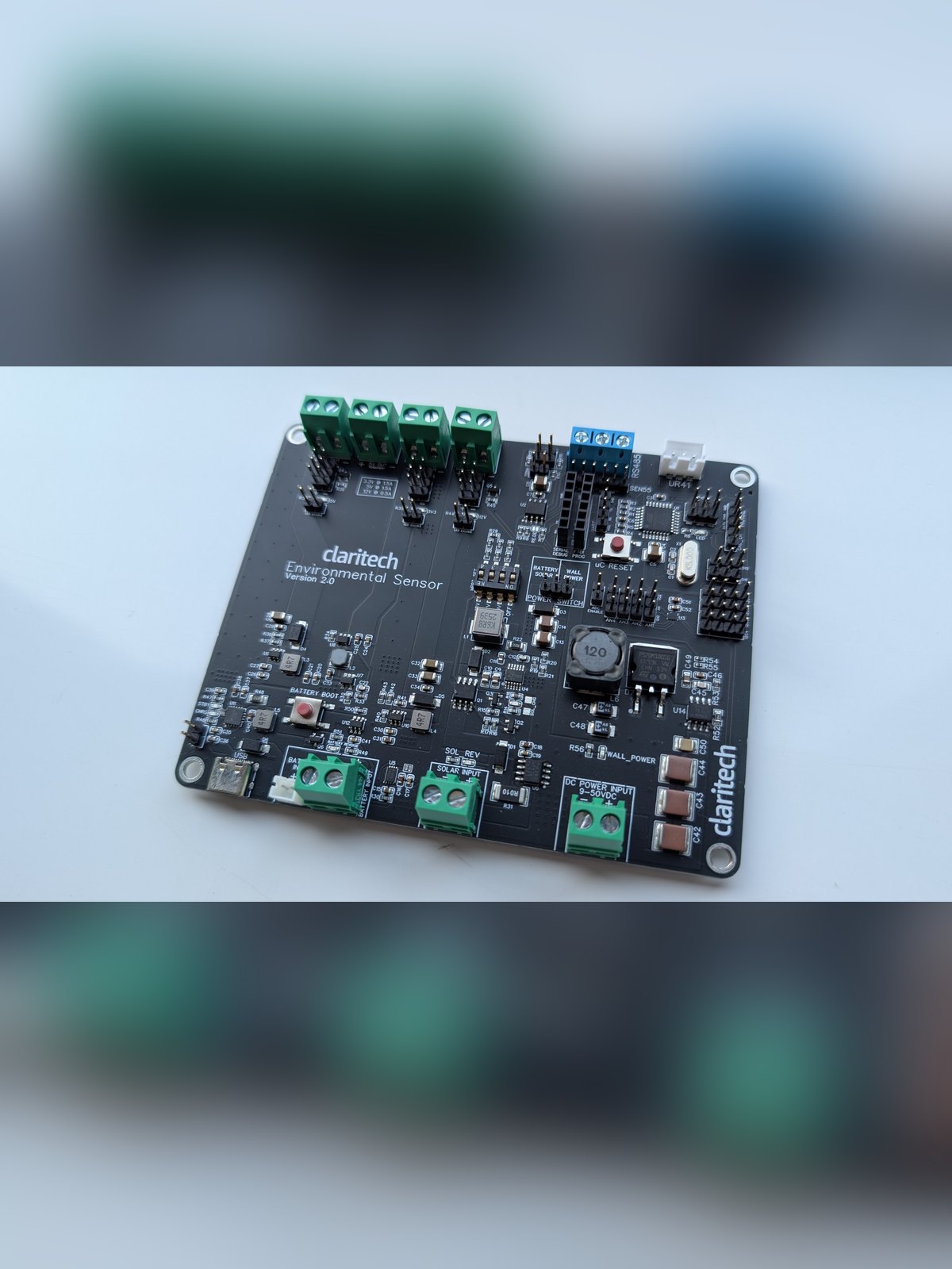 Placa de bază Claritech Environmental Sensor versiunea 2.0, cu conectorii pentru senzori, alimentare solară și baterie