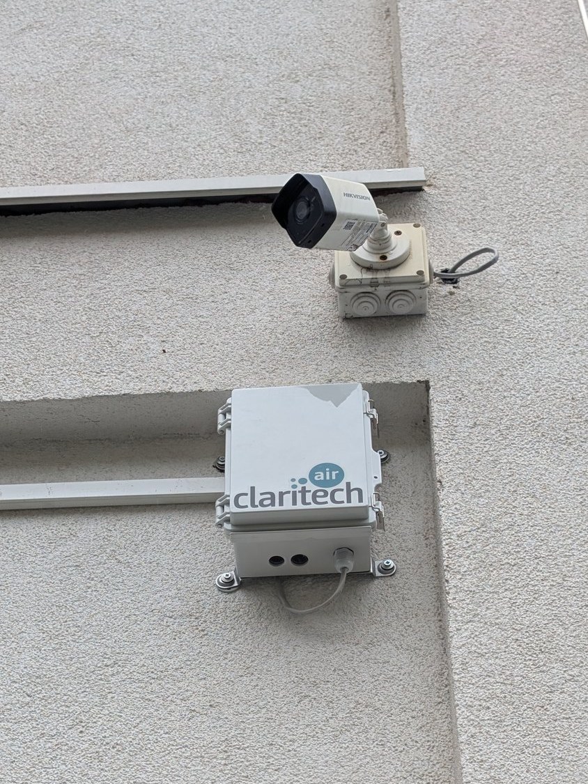 Stația de măsură Claritech PM montată pe fațada școlii