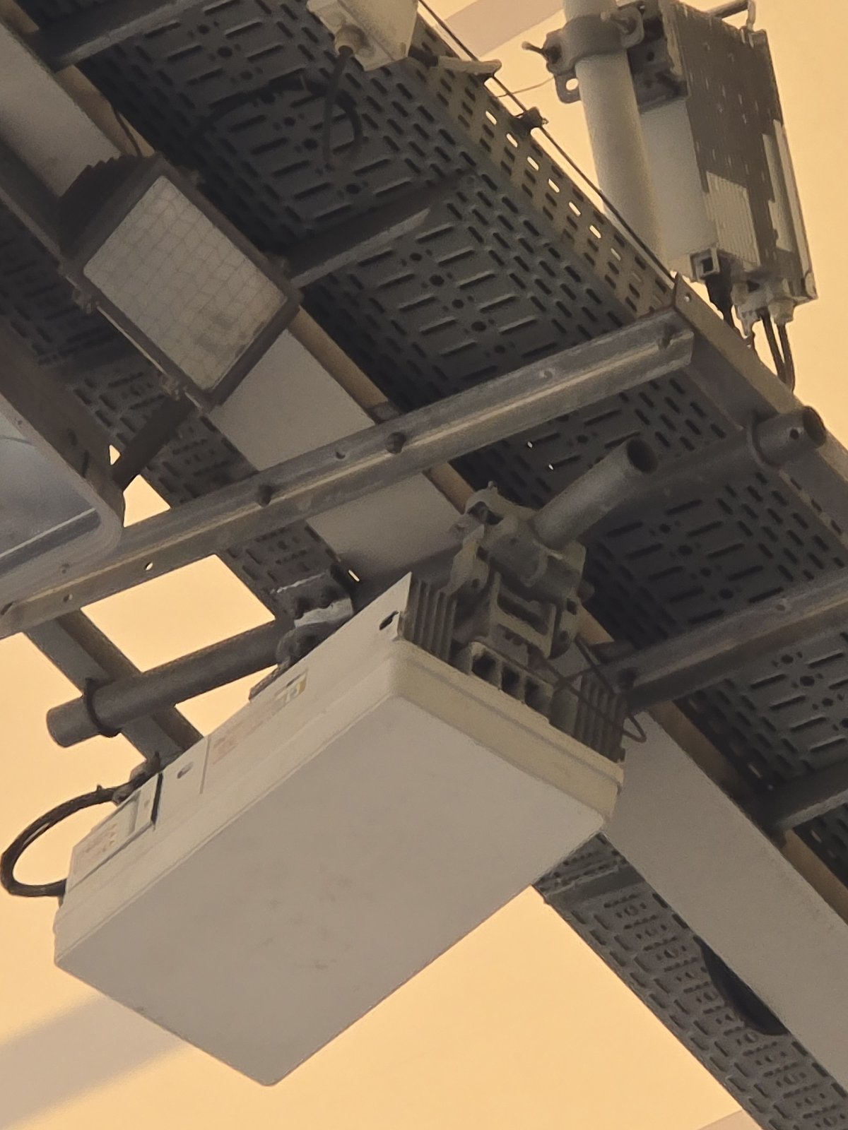 Unitate radio activă 5G massive-MIMO montată pe consola pasarelei, cu cablarea aferentă