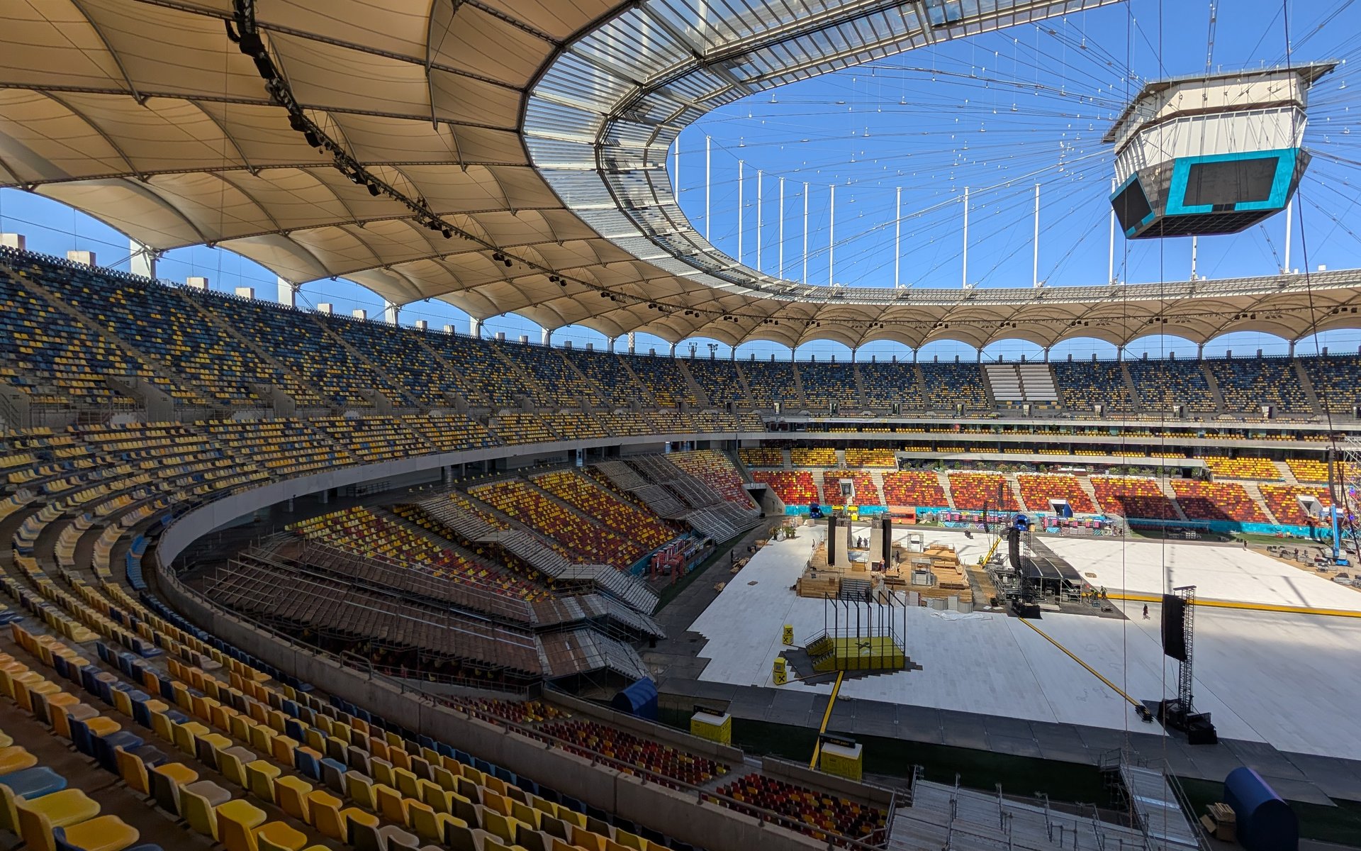 Interiorul Arenei Naționale în pregătirea unui concert, cu scena în construcție pe gazon