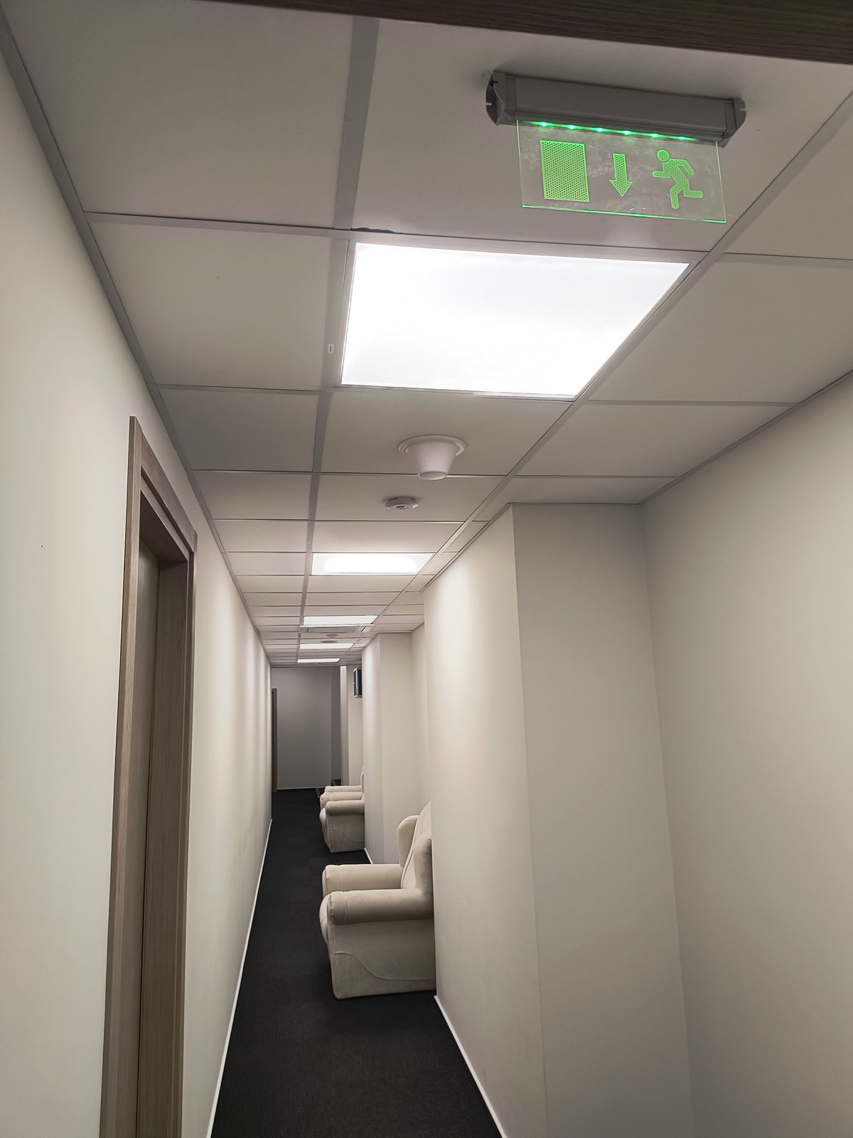 Antenă DAS integrată în tavanul casetat al unui coridor de birouri