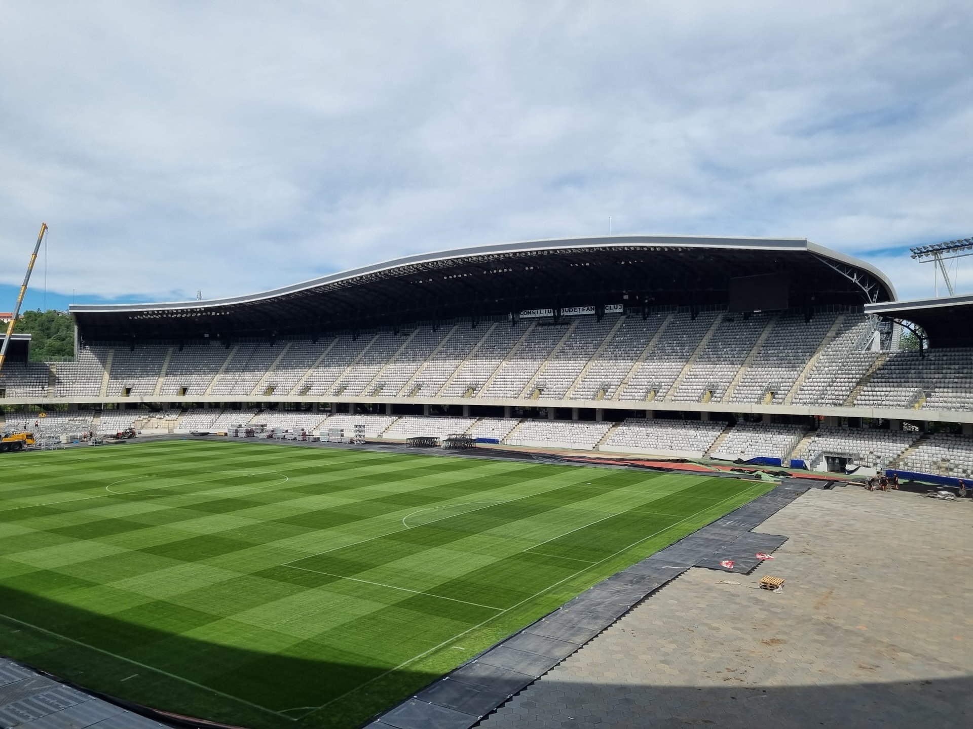 Tribuna Cluj Arena văzută de la nivelul gazonului, în timpul lucrărilor