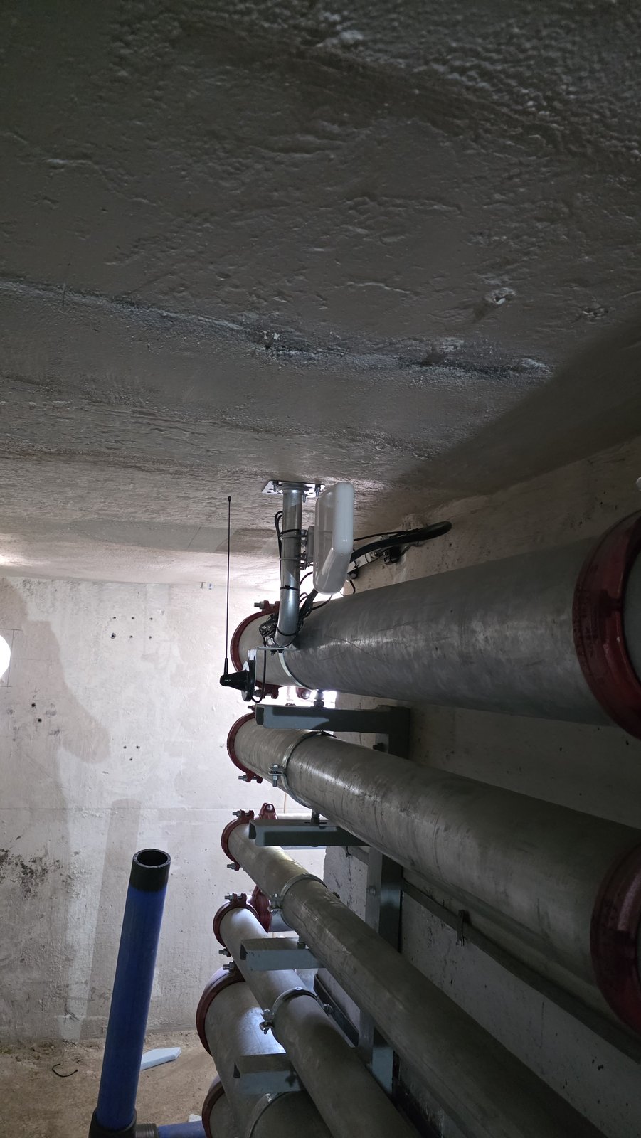Antene instalate într-o galerie tehnică subterană a unei ecluze