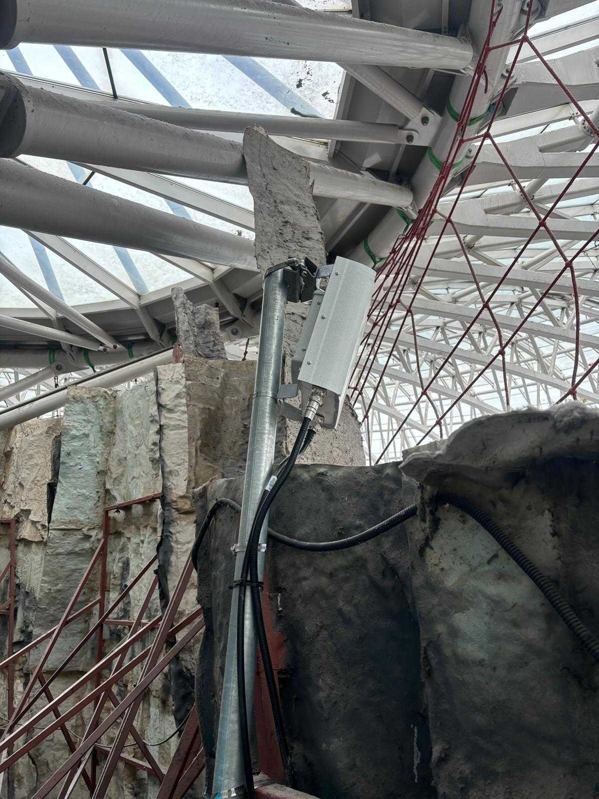 Antenă panou instalată în spatele decorului