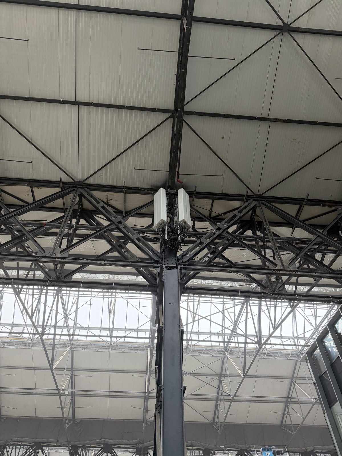 Vedere largă a acoperișului halei, cu structura metalică și antene