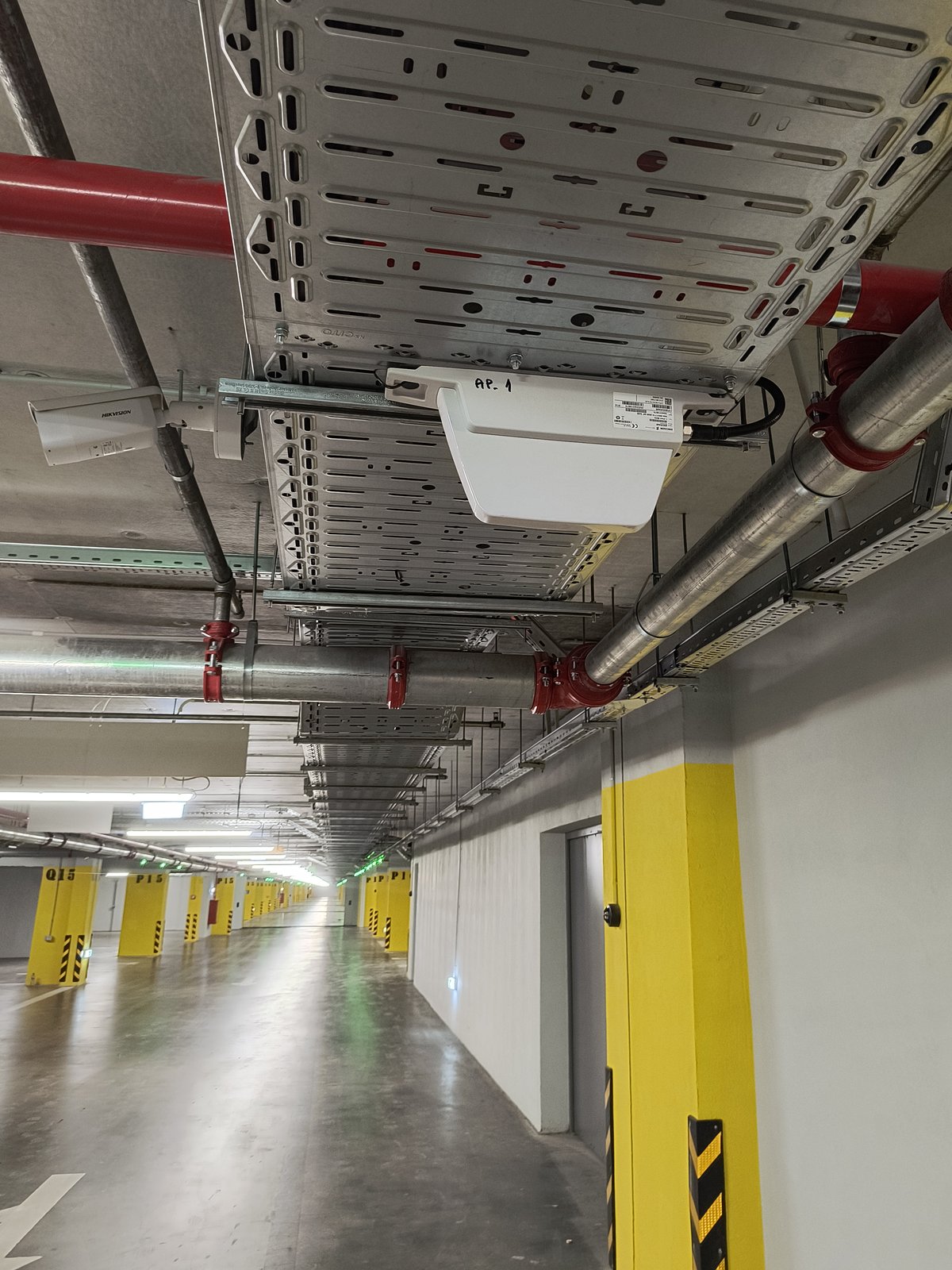 Antenă montată pe traseul de cabluri, în parcarea subterană a halei