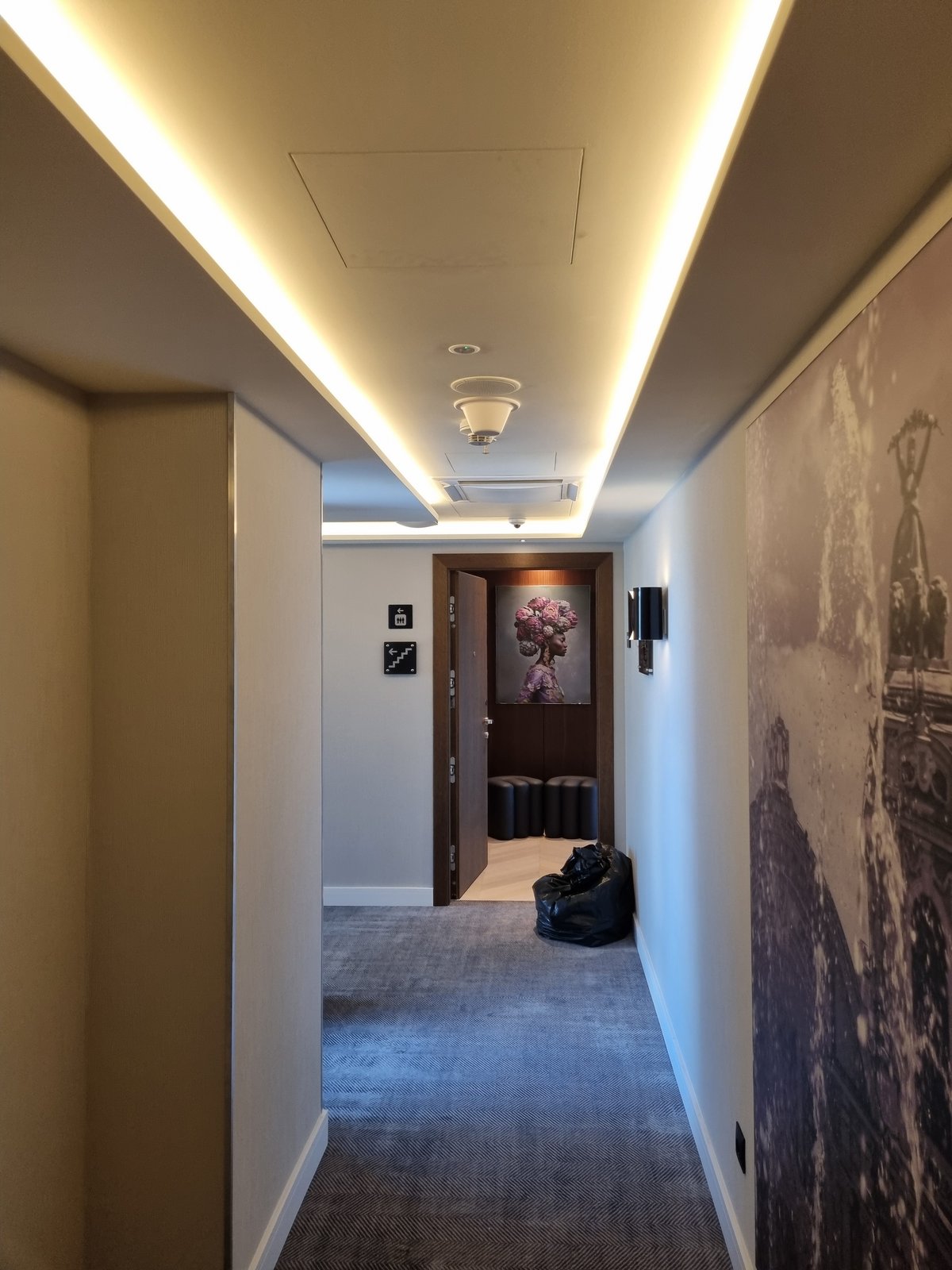 Coridor de hotel cu antenă omnidirecțională pe tavan