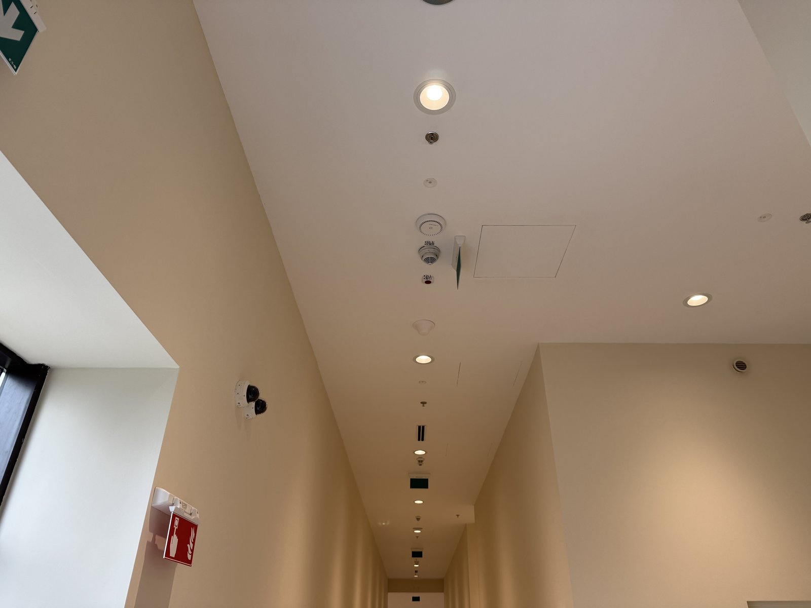 Coridor din galeria nouă a mall-ului, cu antenă discretă pe tavan