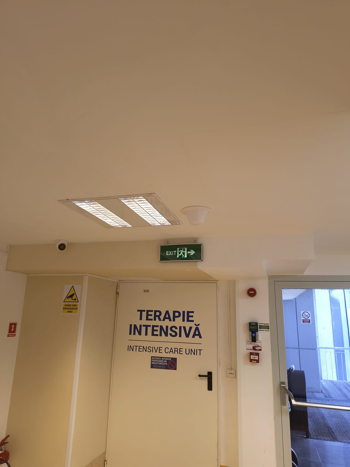 Antenă de tavan pe coridorul din fața secției de terapie intensivă