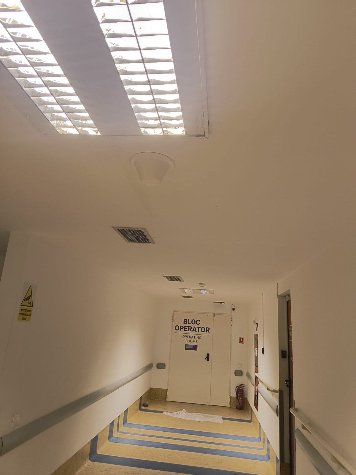 Coridor de spital către blocul operator, cu antenă discretă pe tavan