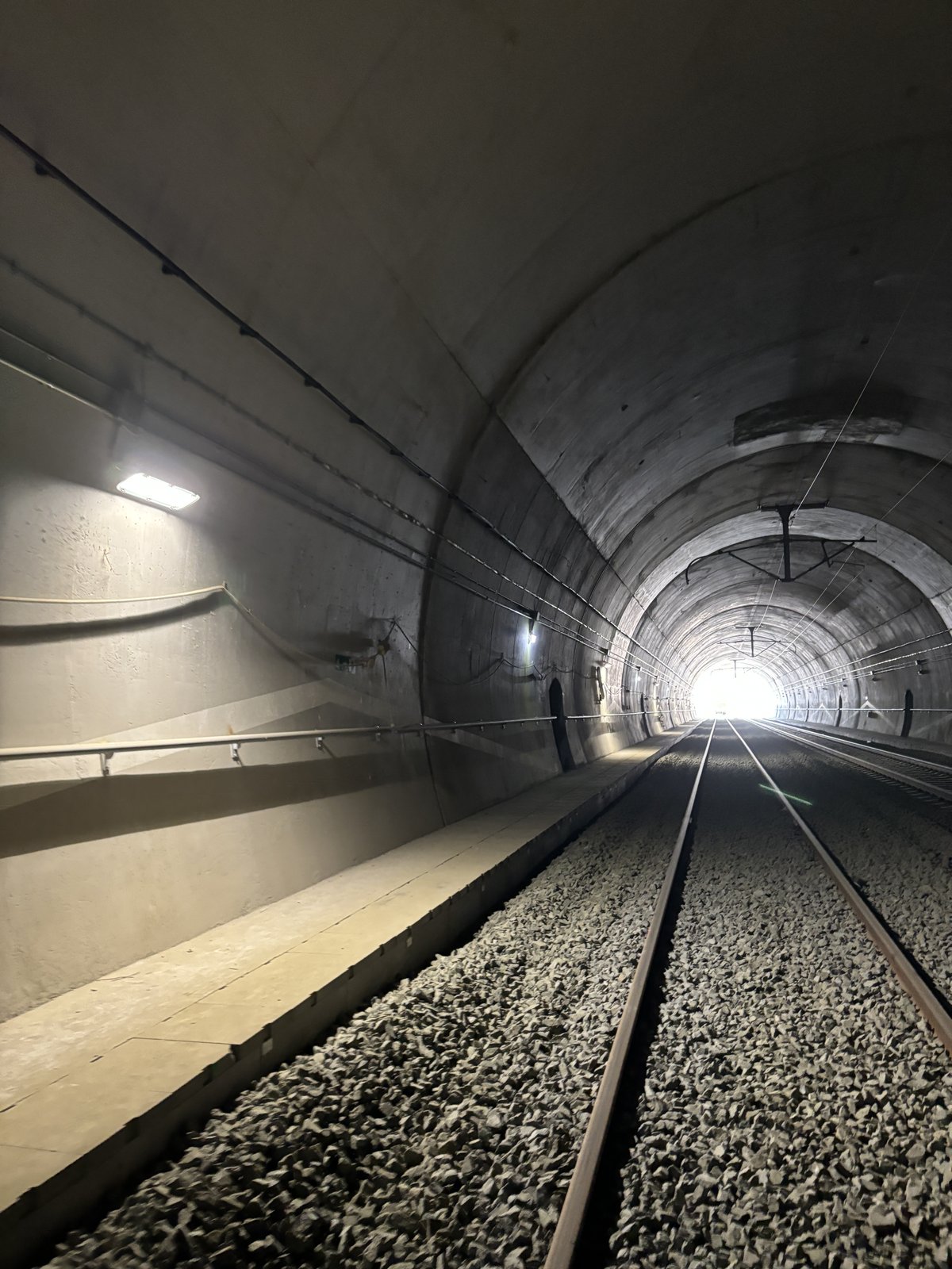 Cablu radiant instalat de-a lungul unui tunel feroviar