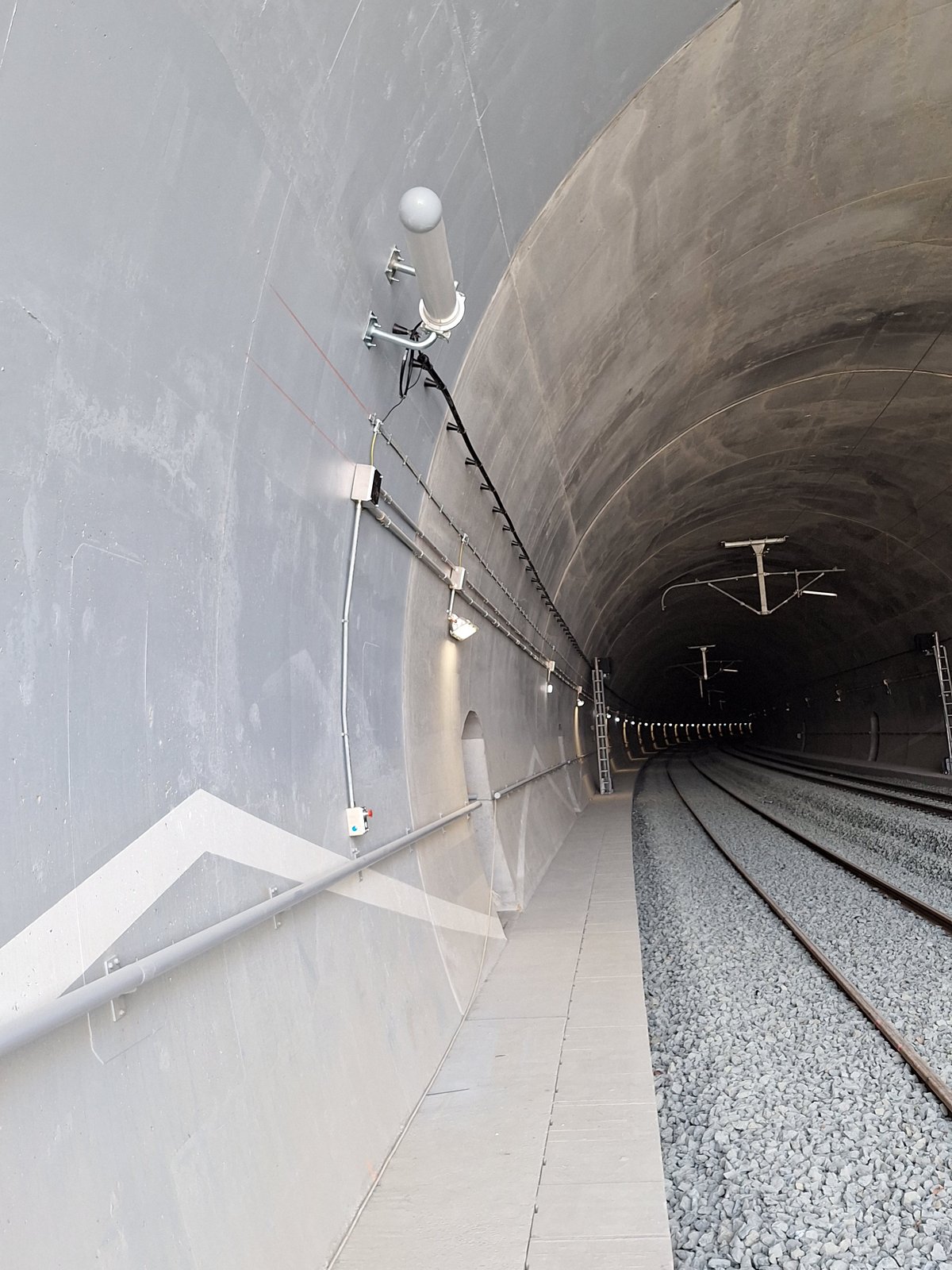 Cablu radiant montat pe peretele tunelului, lângă portal