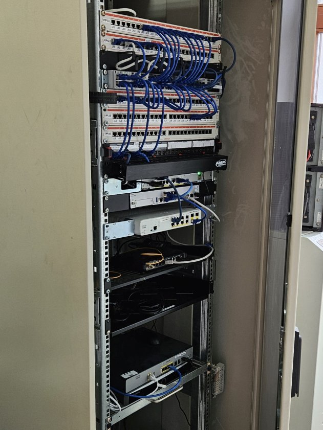 Rack de magazin cu patch panel-uri, switch și routerele locației