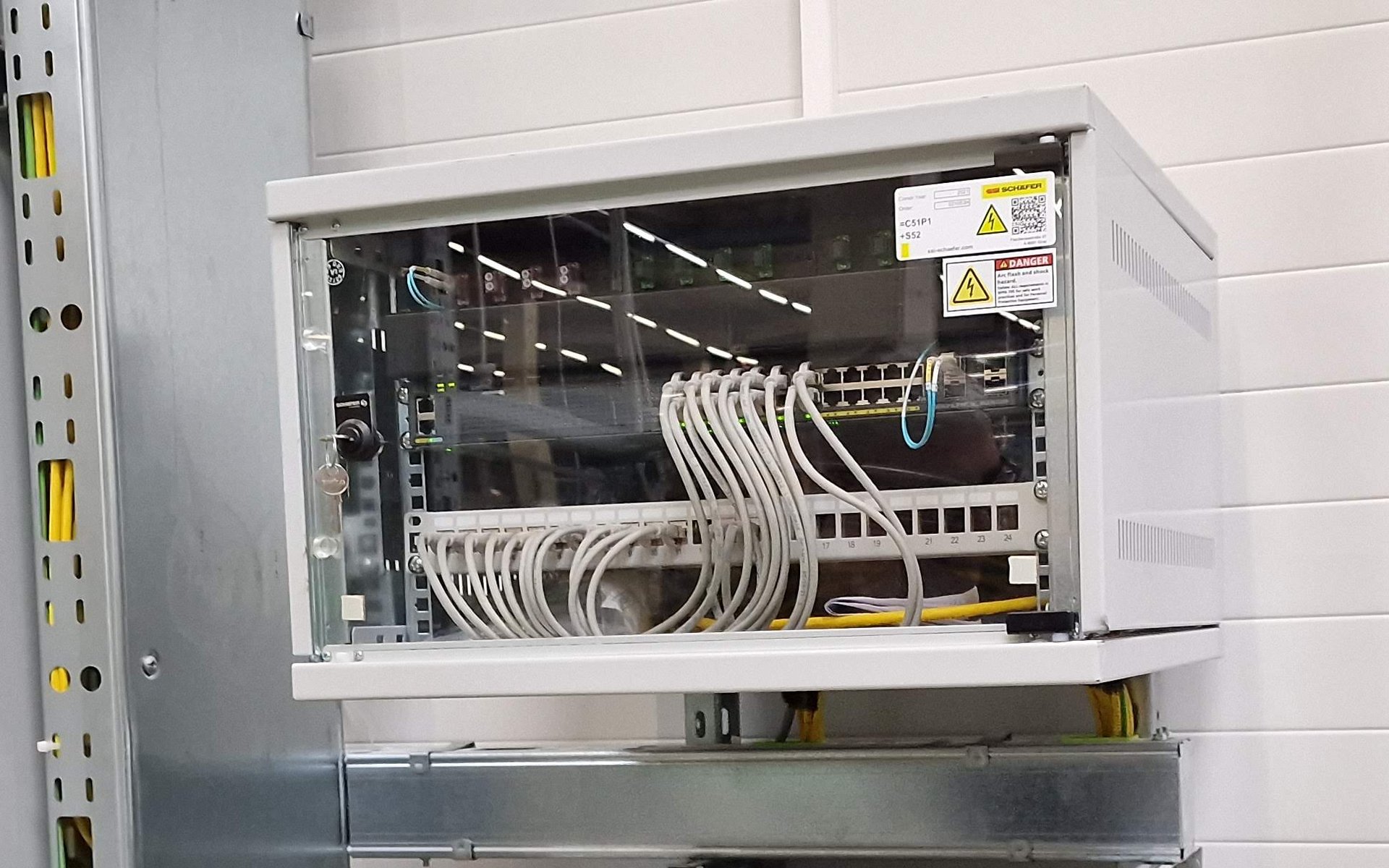 Rack mural de agenție cu switch și patch panel, cu cablarea organizată