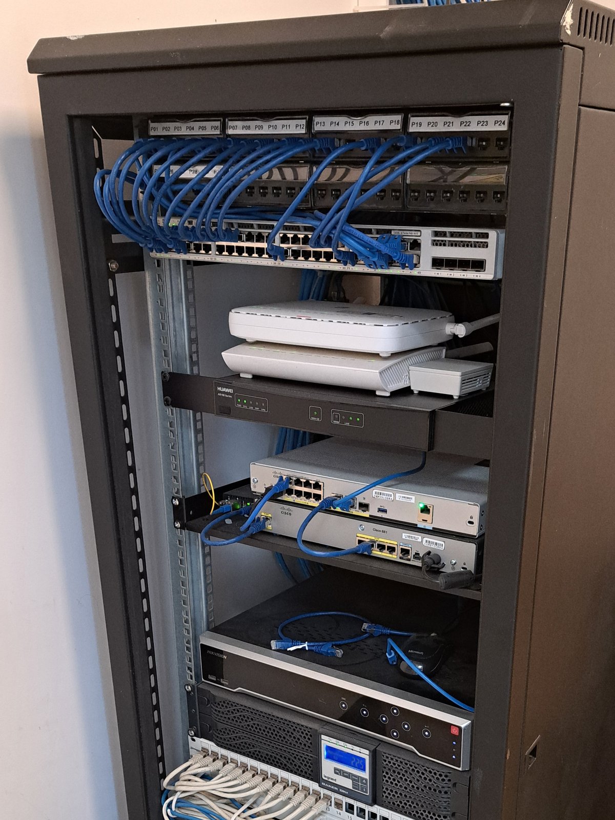 Rack de agenție cu patch panel, switch și echipamentele active ale locației