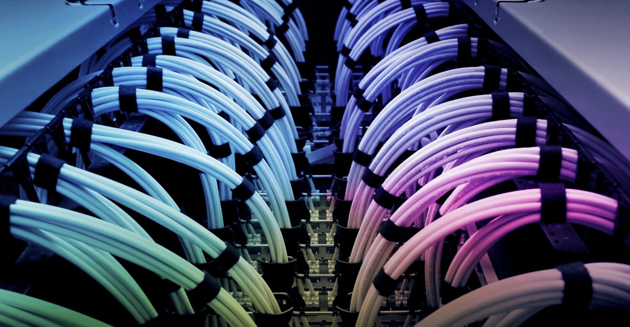 Cablare structurată SYSTIMAX - mănunchiuri de cabluri organizate și fixate în rack