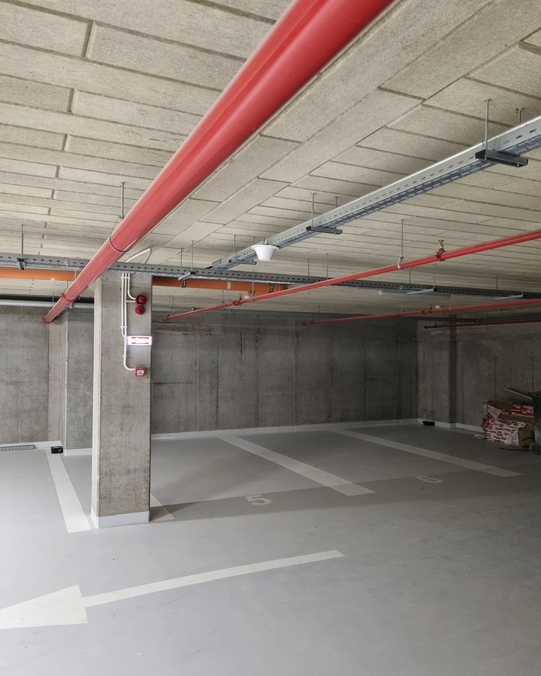 Antenă DAS omnidirecțională montată pe tavanul de beton al parcării subterane