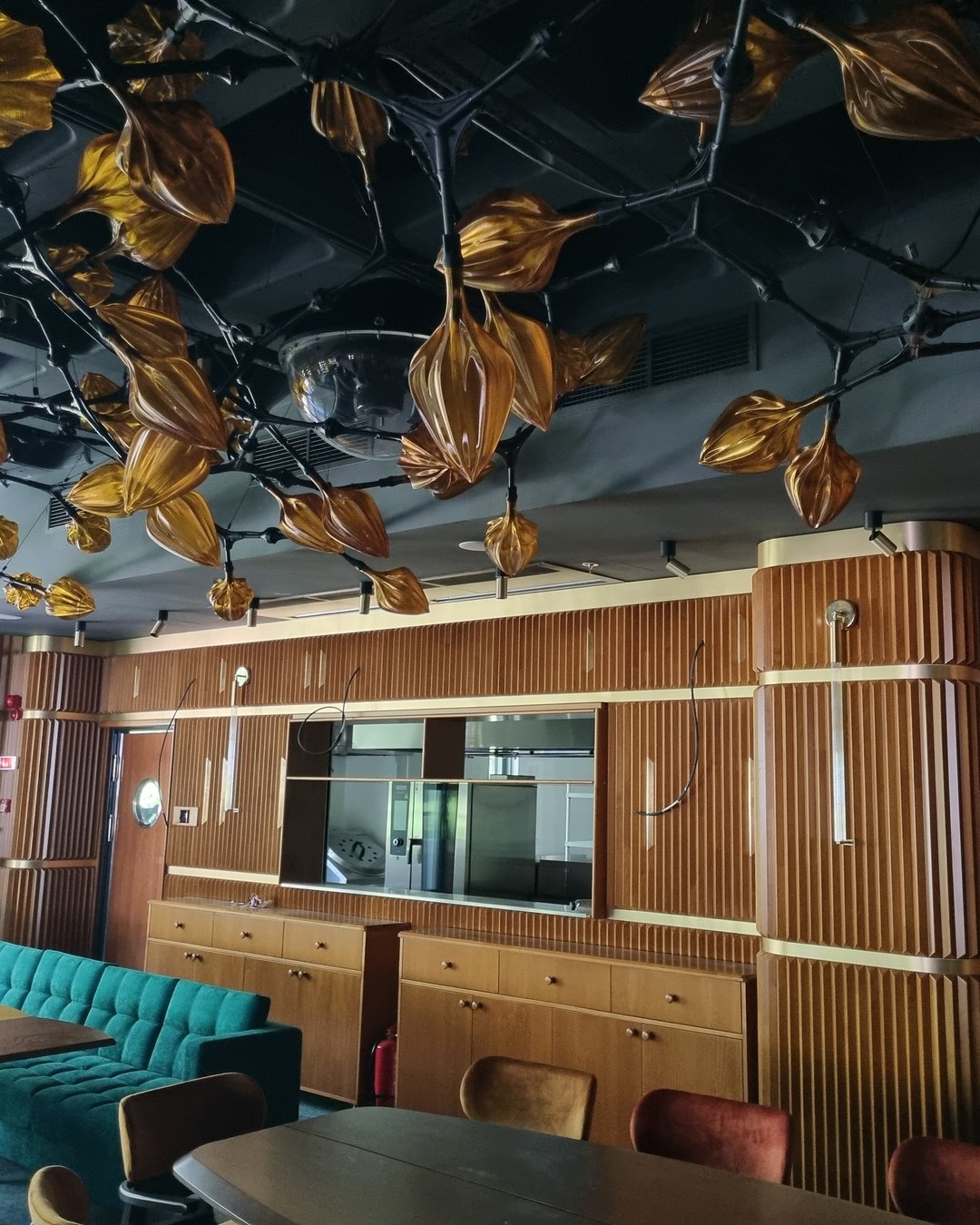 Restaurantul hotelului, cu tavan sculptural și lambriuri din lemn