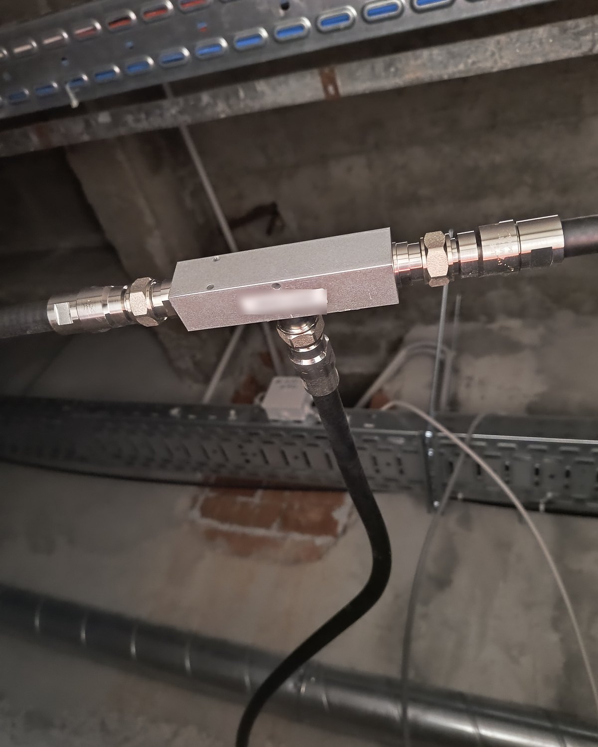 Tap coaxial montat deasupra tavanului, cu jumperi racordați pe traseul de fider