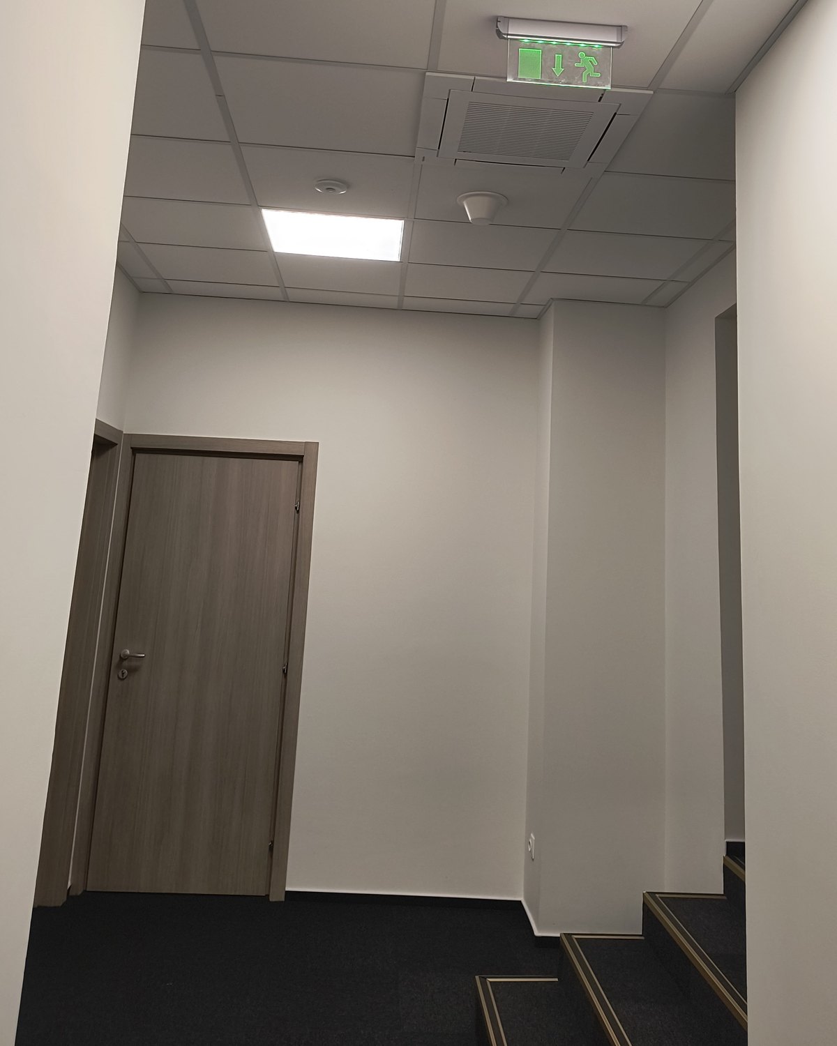 Coridor de birouri finisat, cu tavan casetat, la finalul lucrării