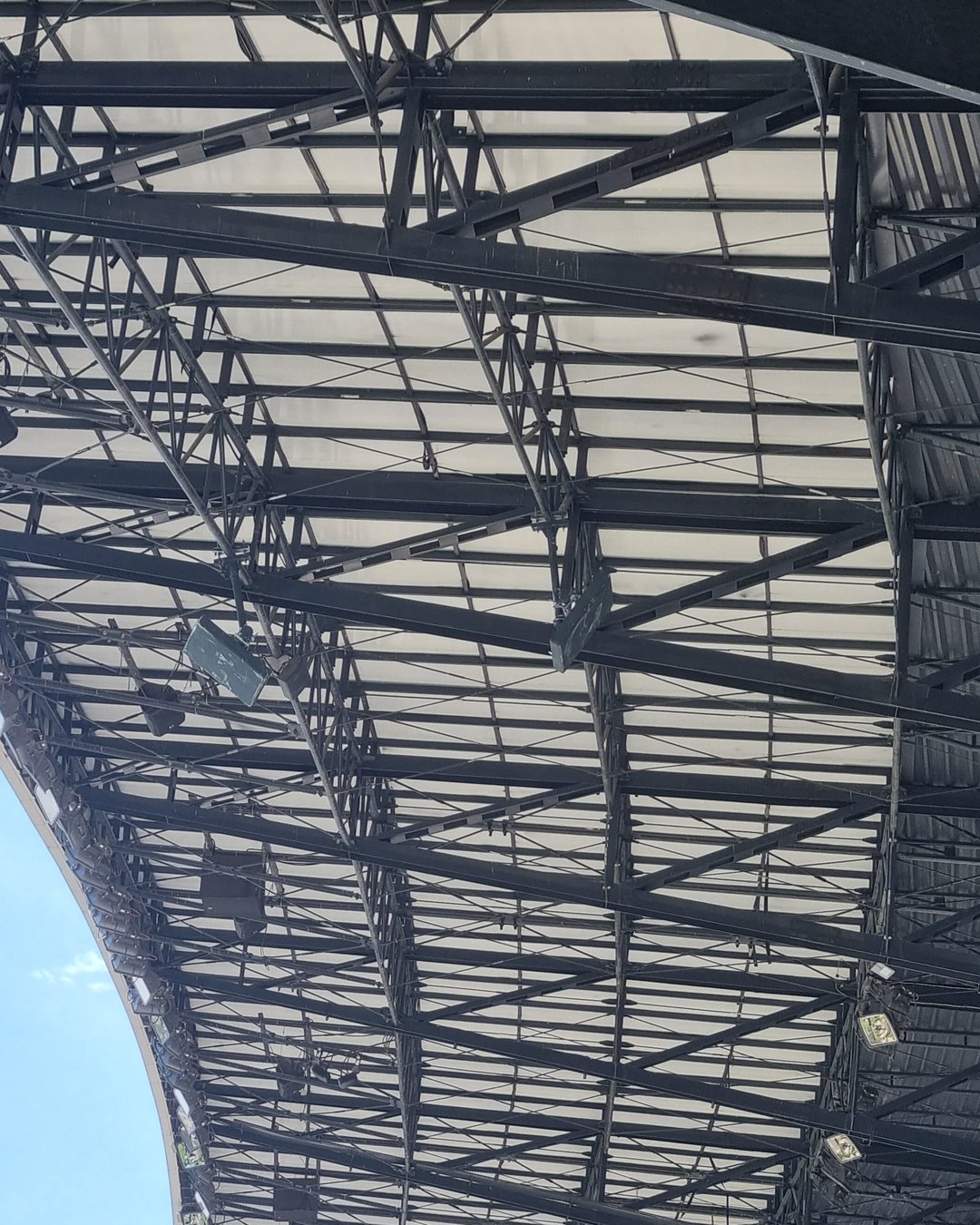 Structura metalică arcuită a acoperișului Cluj Arena, cu antene DAS montate printre proiectoarele nocturnei