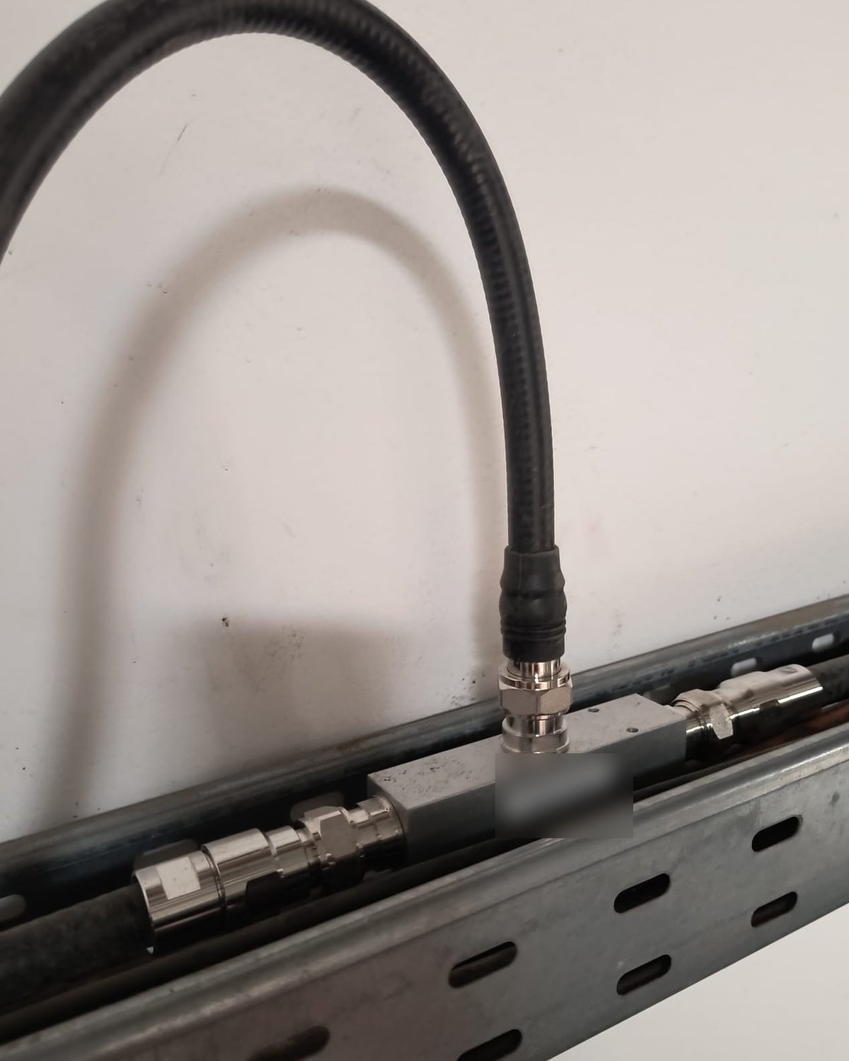 Tap coaxial montat pe patul de cabluri, cu jumperul către antenă