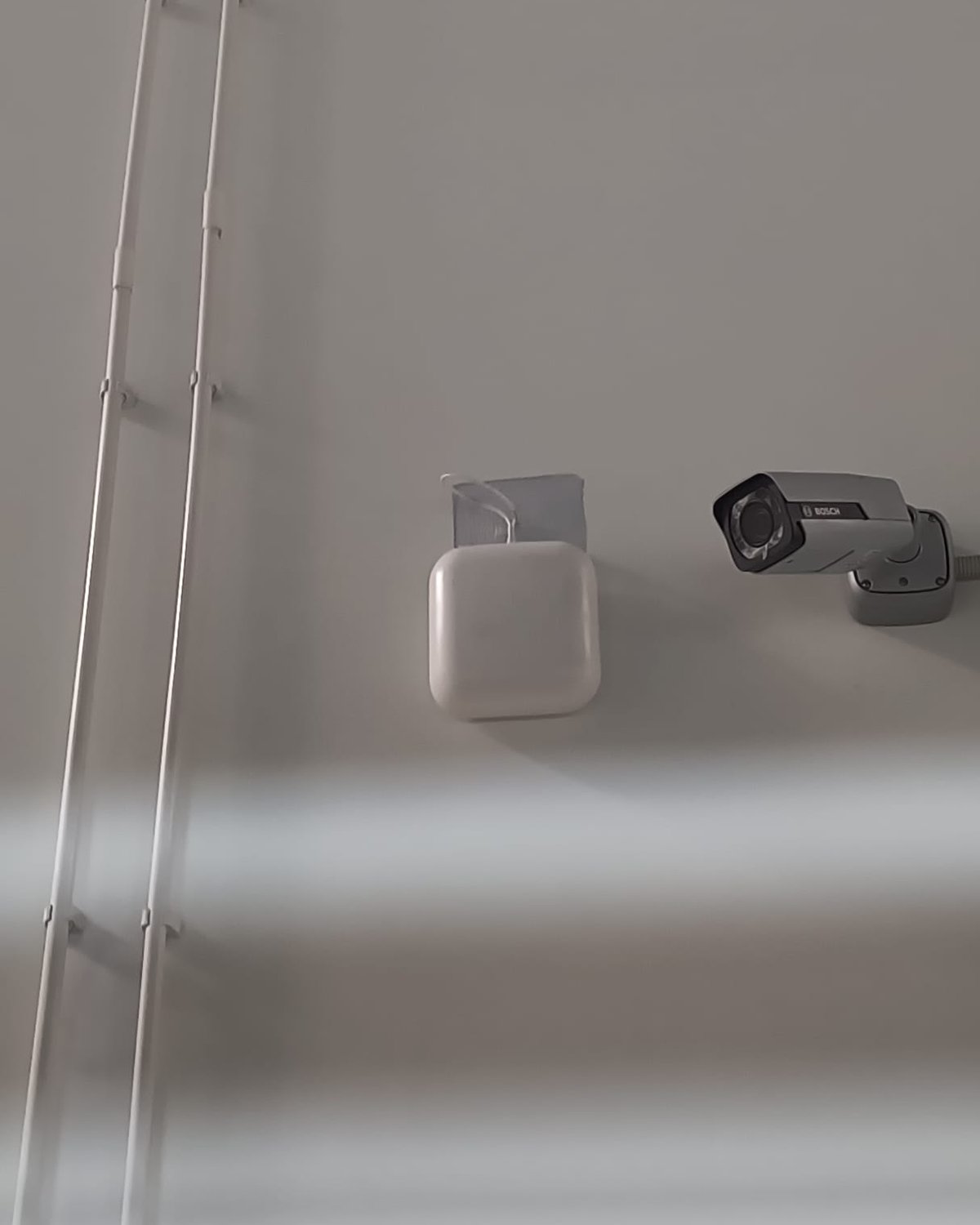 Antenă direcțională montată pe perete, lângă camera de supraveghere