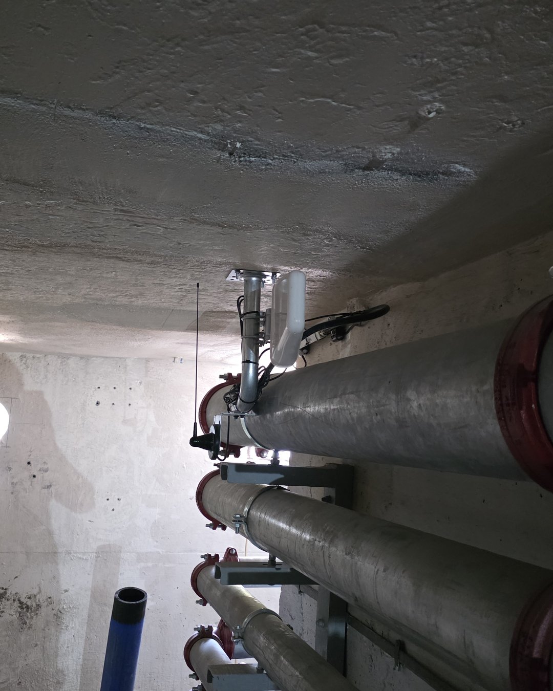 Antene GSM și VHF instalate deasupra conductelor hidraulice, într-o galerie subterană de beton