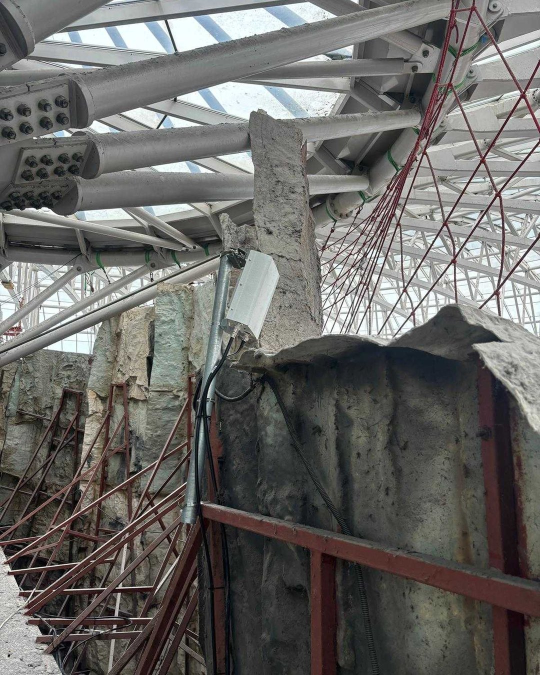 A doua poziție de antenă ascunsă după peretele de stâncă artificială, cu jumperul coborât în tub flexibil