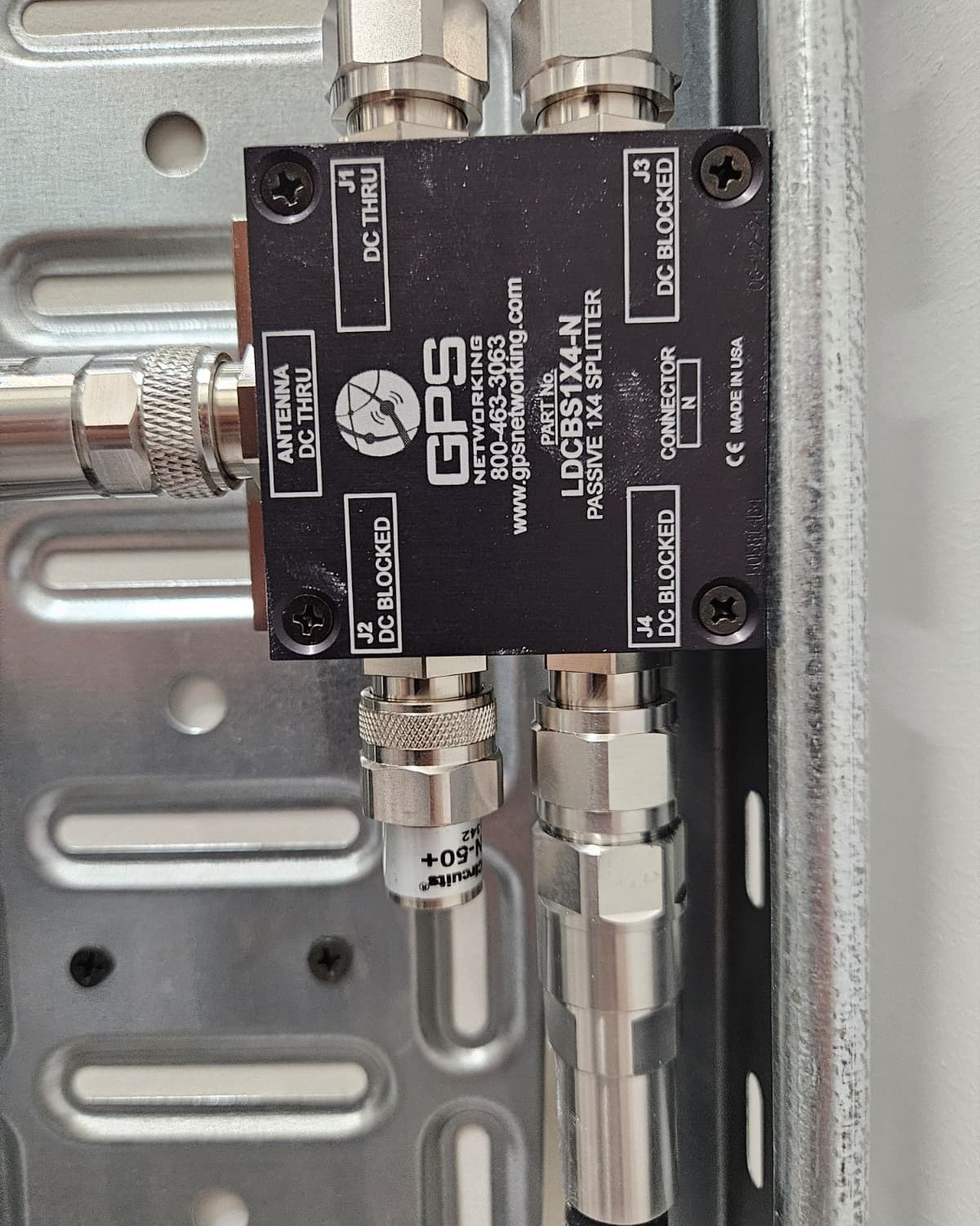 Splitter GPS pasiv cu 4 căi montat pe traseul de cabluri, cu conectori N