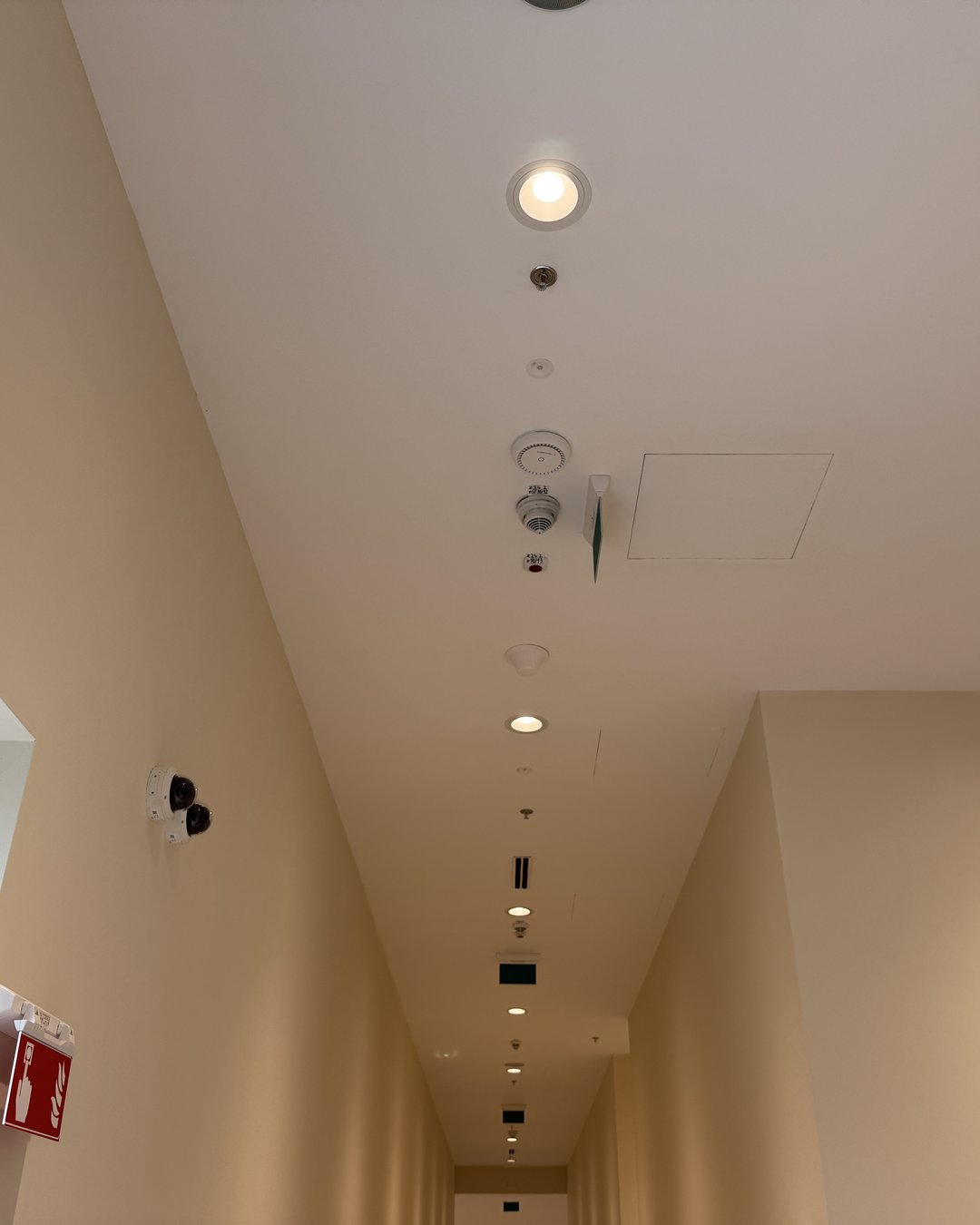 Coridor de serviciu din noua galerie a mallului, cu antenă DAS omnidirecțională albă montată pe tavan