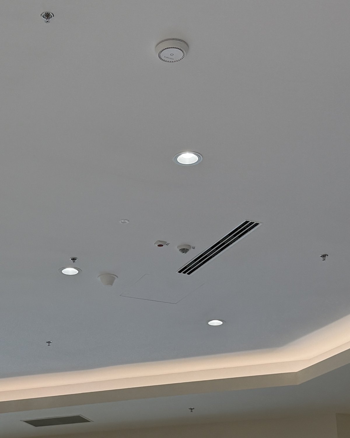 Detaliu de tavan din galeria nouă, cu antena omnidirecțională între spoturi și gurile de ventilație