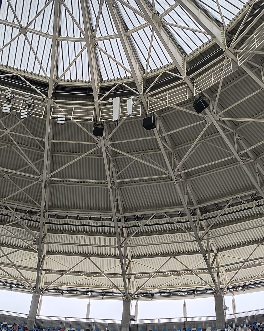 Antene multibeam albe și echipamente montate pe pasarelă, în structura metalică a inelului de acoperiș, lângă proiectoarele de nocturnă