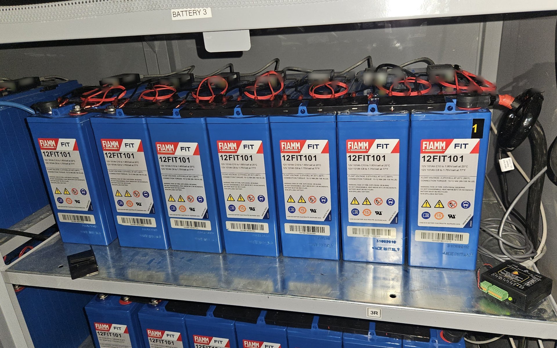 String de baterii de 12 V montate în rack, fiecare baterie cu senzor individual