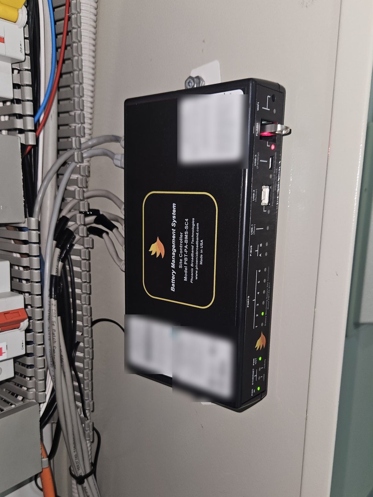 Controlerul de site PBT SC4 montat pe perete, lângă traseele de cabluri, cu cablarea senzorilor conectată