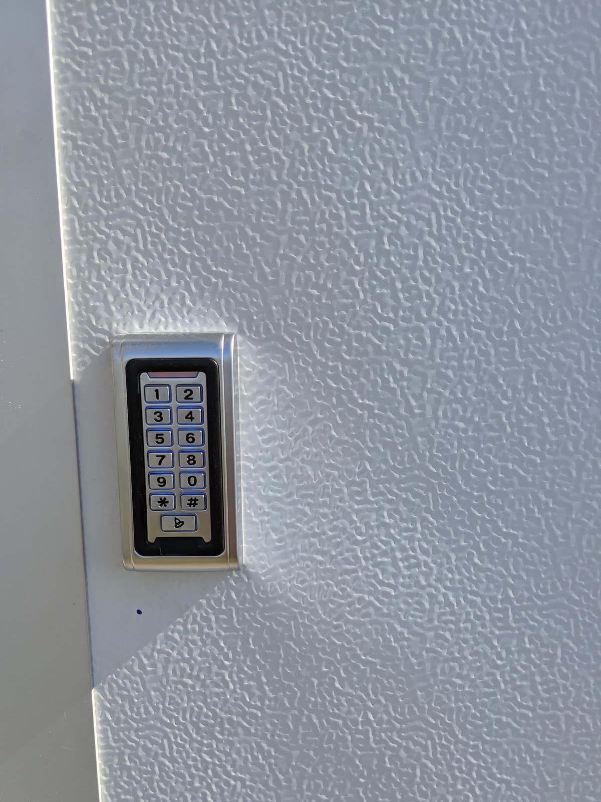 Cititor RFID cu tastatură montat pe ușa unui shelter telecom