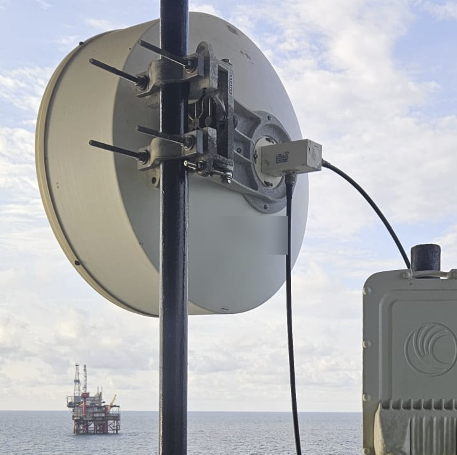 Antena parabolică și unitatea radio Cambium ale noului link, cu o altă platformă la orizont