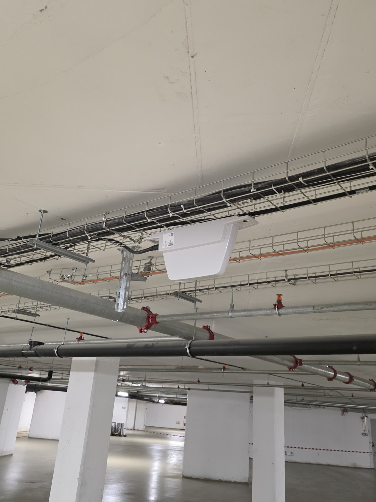 Antenă bilob montată sub plafonul parcării subterane, lângă paturile de cabluri